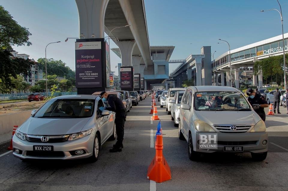 Anggota polis memeriksa pengguna kenderaan pada sekatan jalan raya di Cheras, hari ini. - Foto AIZUDDIN SAAD